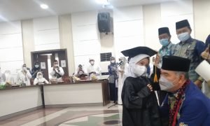 Wali Kota Jambi, Syarif Fasha Mendengarkan Pembicaraan Anak Wisuda Tahfiz Al Qur'an Saat Setelah Menggeser Tali Toga