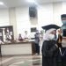 Wali Kota Jambi, Syarif Fasha Mendengarkan Pembicaraan Anak Wisuda Tahfiz Al Qur'an Saat Setelah Menggeser Tali Toga