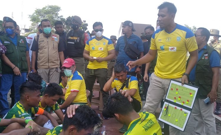 Mantan Pemain Timnas Indonesia, Saktiawan Sinaga Sukses Jadi Pelatih Kota Jambi Menjuarai Gubernur Cup 2021 Setelah Mengalah Tim Kabupaten Muaro Jambi 2 : 0