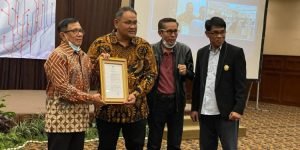 Wakil Ketua Dewan Pers, Hendry Ch. Bangun menyerahkan SK JMSI sebagai konstituen Dewan Pers kepada Ketua Umum JMSI, Teguh Santosa didampingi Sekjen JMSI, (Foto: Dok JMSI)