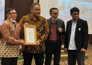 Wakil Ketua Dewan Pers, Hendry Ch. Bangun menyerahkan SK JMSI sebagai konstituen Dewan Pers kepada Ketua Umum JMSI, Teguh Santosa didampingi Sekjen JMSI, (Foto: Dok JMSI)