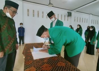 Ketua STAI Ma'arif Jambi melantik Raihanul Fajri sebagai Ketua DEMA (foto: latif)