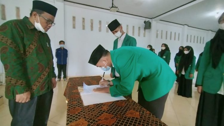 Ketua STAI Ma'arif Jambi melantik Raihanul Fajri sebagai Ketua DEMA (foto: latif)