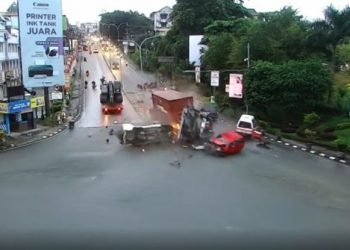 Detik detik Kejadian tronton hilang kendali