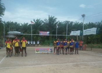 Kedua Clup Saat menyanyikan lagu indonesia raya bersama sama (foto: deni)