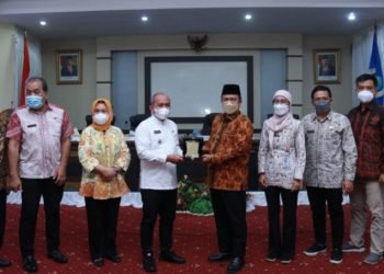 Wali Kota Pangkalpinang Maulan Aklil (empat dari kiri) bertukar cenderamata dengan Wakil Wali Kota Jambi Maulana.