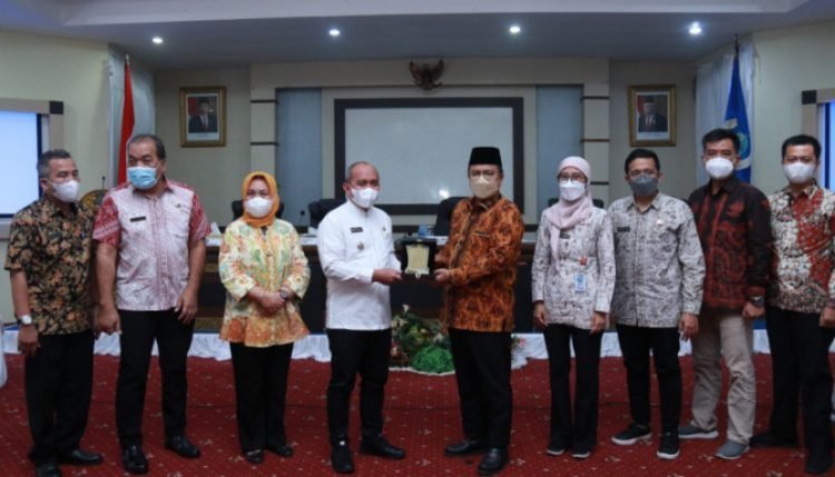 Wali Kota Pangkalpinang Maulan Aklil (empat dari kiri) bertukar cenderamata dengan Wakil Wali Kota Jambi Maulana.