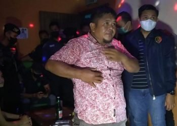 Abdul Gofur, Kepala Desa (Kades) Koto Karang, Kecamatan Kumpeh Ulu, Muarojambi saat terjaring razia di tempat hiburan malam (foto: ist)