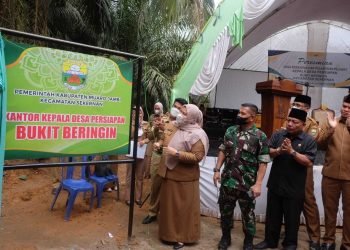 Bupati Hj. Masnah Busro, SE, M.Tr.IP meresmikan Desa Persiapan dan Melantik Pejabat Kepala Desa Bukit Beringin (foto: ist)
