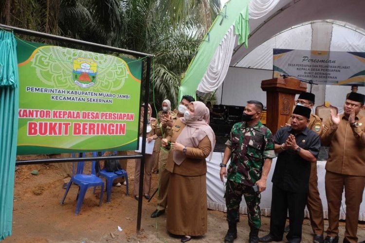 Bupati Hj. Masnah Busro, SE, M.Tr.IP meresmikan Desa Persiapan dan Melantik Pejabat Kepala Desa Bukit Beringin (foto: ist)