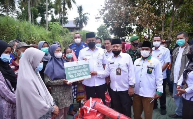 Wakil Walikota Jambi, Maulana serahkan Bantuan korban kebakaran, di RT 13 Kelurahan Payo Lebar, Jelutung,Foto: ma