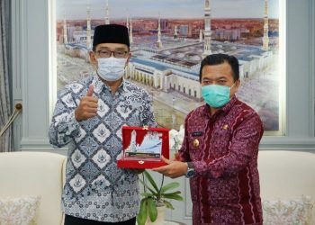 Gubernur Jambi, Dr.H.Al Haris,S.Sos.,M.H., dan Muhammad Ridwan Kamil saat foto bersama (foto: Hori)