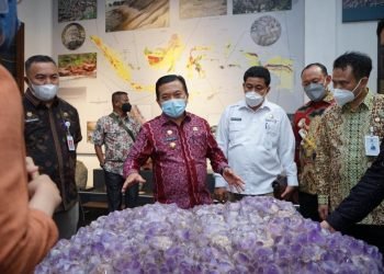 Gubernur Jambi, Dr.H.Al Haris,S.Sos.,M.H., saat mengajak para generasi muda menjadikan Museum Geologi Bandung ini menjadi sarana edukasi untuk mengenal sejarah geologi di Indonesia (foto: Hori)