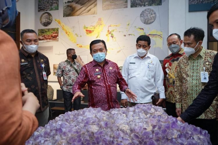 Gubernur Jambi, Dr.H.Al Haris,S.Sos.,M.H., saat mengajak para generasi muda menjadikan Museum Geologi Bandung ini menjadi sarana edukasi untuk mengenal sejarah geologi di Indonesia (foto: Hori)