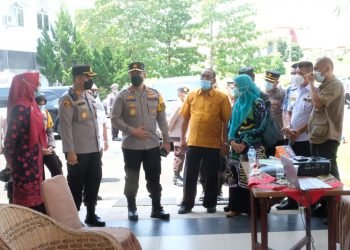 Kapolda Jambi saat meninjau Jalannya Vaksinasi Booster di Aula Kantor Bupati Tanjabtim