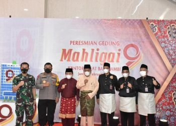 Wakapolda Jambi Brigjen Pol. Yudawan Roswinarso saat foto bersama acara peresmian gedung Mahligai Bank 9 Jambi (foto: ist)