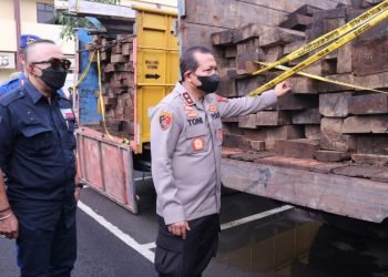 Ratusan kubik Kayu saat di amankan Direktorat Polairud dan Direktorat Reserse Kriminal Khusus Polda Sumsel bersama tim Gakkum Ditjen Kementerian Lingkungan Hidup dan Kehutanan RI (foto: ist)