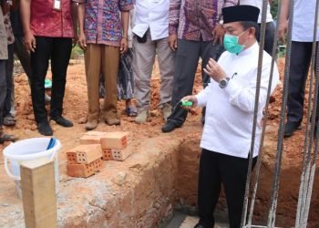 Gubernur Jambi, Dr.H.Al Haris,S.Sos.,M.H., saat melakukan peletakan batu pertama pembangunan Masjid Al Azhar (foto: Agus Suprianto)