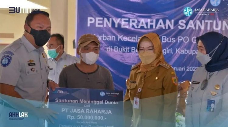 Direktur Operasional PT Jasa Raharja, Dewi Aryani Suzana menyerahkan santunan kepada ahli waris (foto: dok. Jasa raharja)