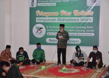 Wakil Gubernur Jambi, Drs.H.Abdullah Sani,M.Pd.I, saat memberikan apresiasi kepada Himpunan Mahasiswa Islam (HMI) Provinsi Jambi (foto: Novriansah/Sopbirin)