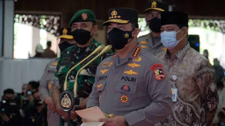 Kapolri Jenderal Listyo Sigit Prabowo meninjau secara langsung akselerasi vaksinasi serentak di Gedung Sultan Suriansyah, Banjarmasin (foto: ist)