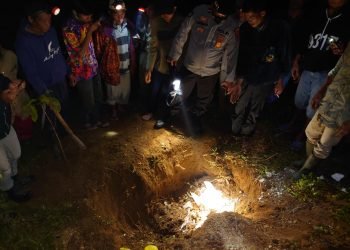 Mayat korban ditemukan di Sungai Lanting sekitar jalan Danau Pauh Rantau Kermas, di dalam karung. Penemuan mayat (foto: ist)