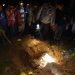 Mayat korban ditemukan di Sungai Lanting sekitar jalan Danau Pauh Rantau Kermas, di dalam karung. Penemuan mayat (foto: ist)