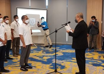 Fadillah hasrul saat dilantik langsung oleh ketua umum Pengurus Pusat (PP) Perbasi, Danny Kosasih. (foto: ist)