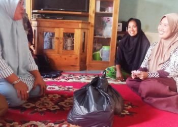 Wirdayanti saat menjenguk dua orang balita warga Blok E Kelurahan Pandan Jaya Kecamatan Geragai, Selasa (15/2). (Foto: ndra)