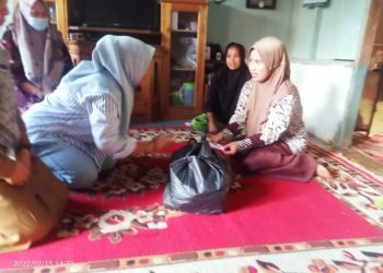 Wirdayanti saat menjenguk dua orang balita warga Blok E Kelurahan Pandan Jaya Kecamatan Geragai (foto:dn)