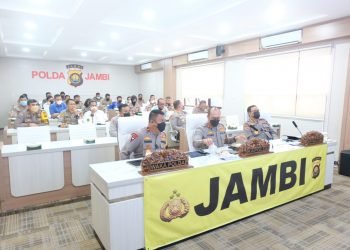 Kapolda Jambi Irjen Pol Albertus Rachmad Wibowo dan Wakapolda Jambi Brigjen Pol Yudawan Roswinarso saat mendengarkan arahan Kapolri
