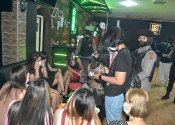 Personel Polda Jambi yang tergabung dalam Satgas Ops Antik Siginjai 2022 menggelar operasi Antik di tempat hiburan malam di Kota Jambi (foto: ist)
