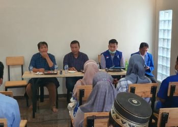 Romi pimpinan rapat perdana PAN di kantor DPD PAN Tanjabtim (foto: gus-hn)