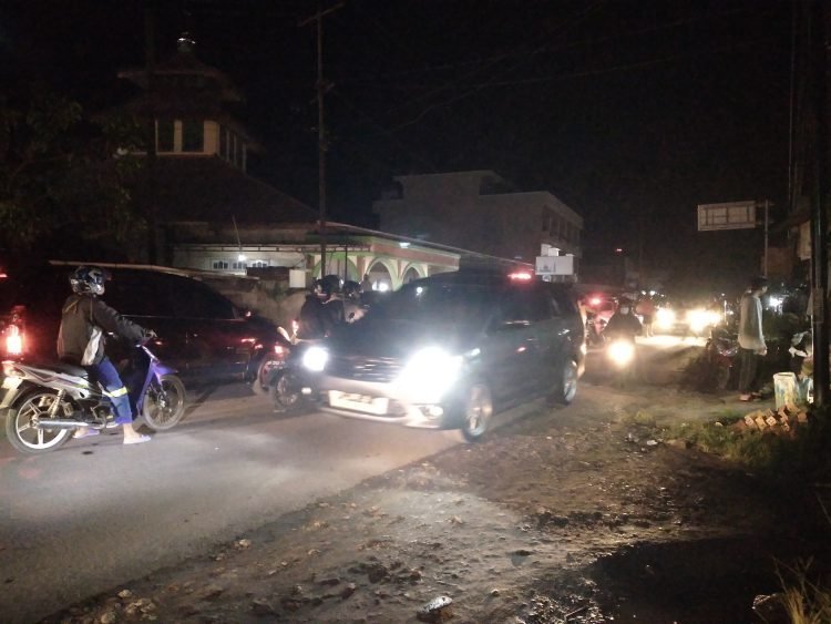 Simpang Marene sempatacet saat warga menangkap 3 anggota gank motor (foto: ist)