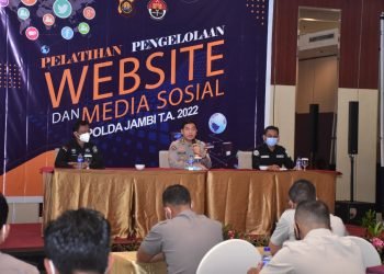 Kabid Humas Polda Jambi Kombes Pol. Mulia Prianto, S.Sos., S.I.K. saat melaksanakan pelatihan pengelolaan website dan media sosial (foto: ist)