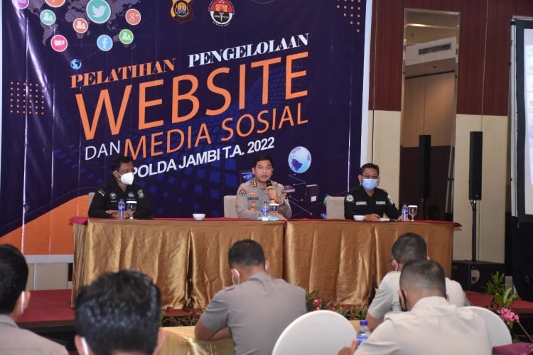 Kabid Humas Polda Jambi Kombes Pol. Mulia Prianto, S.Sos., S.I.K. saat melaksanakan pelatihan pengelolaan website dan media sosial (foto: ist)