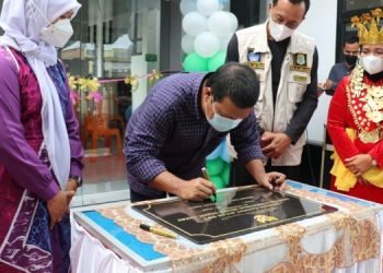 Bupati Romi saat peresmian gedung baru Puskesmas Muara Sabak Barat, di Kelurahan Nibung Putih (foto: ist)