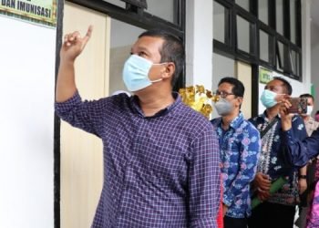 Romi saat meninjau bangunan gedung Puskesmas Muara Sabak Barat usai diresmikan (foto: ist)