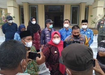 Bupati Muaro Jambi Hj. Masnah Busro saat kunjungi SMA Titian Teras (foto: ist)