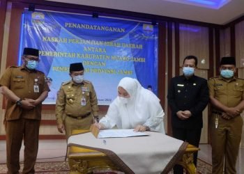 Bupati Muaro Jambi Hj. Masnah Busyro, SE, M.Tr.IP saat melakukan penandatanganan Naskah Perjanjian Hibah Daerah (NPHD) (foto: ist)