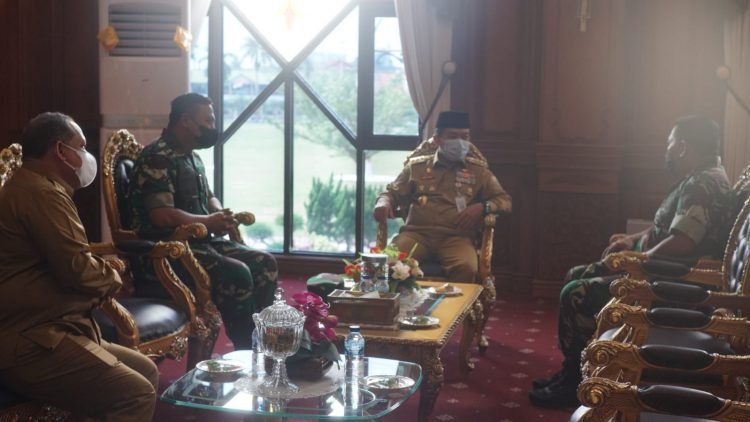 Gubernur Jambi, Dr.H.Al Haris,S.Sos.,M.H., saat mengemukakan silahturahmi bersama Danrem 042 Garuda Putih (foto: ist)