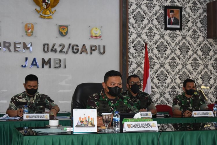 Brigjen TNI Supriono, S.IP., M.M, mengikuti, mengikuti Zoom Meeting bersama Panglima TNI Jenderal TNI Andika Perkasa (foto: ist)