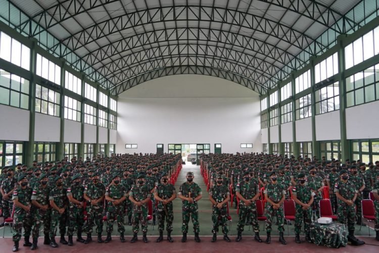 Komandan Korem 042/Gapu Brigjen TNI Supriono, S.IP., M.M memberikan Jam Komandan kepada Prajurit Yonif R 142/KJ, di gedung serba guna Kompi Bantuan Yonif R 142/KJ (foto: Ist)