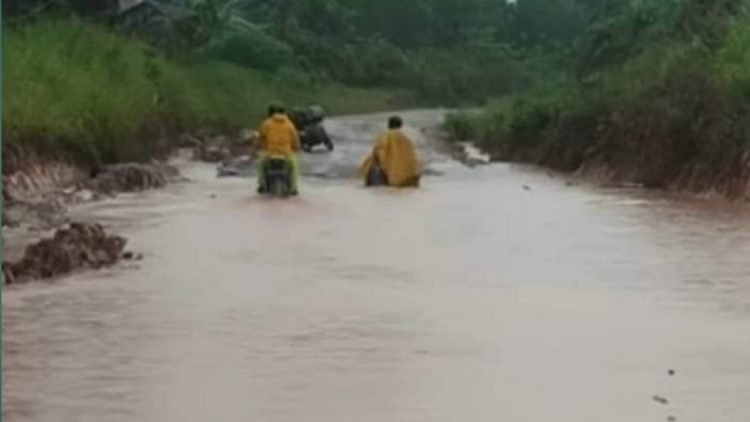 Kondisi jalan Desa Persiapan Air Merah Kecamatan Sungai Gelam (foto: ist)