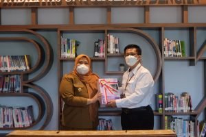 Bupati Muaro Jambi Masnah Busro saat menyerahkan Laporan Keuangan Pemerintah Daerah (LKPD) Kabupaten Muaro Jambi tahun anggaran 2021 (foto: ist)