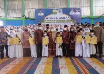 Bupati Muaro Jambi Hj. Masnah Busyro saat foto bersama (foto: ist)