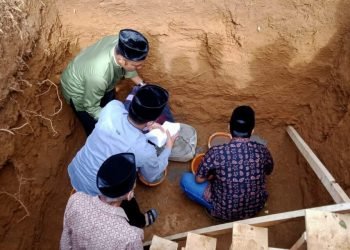 Bupati H. Romi Haryanto, SE saat meletakan batu pertama, pembangunan Masjid Nahdatul Tulap (foto: ist)