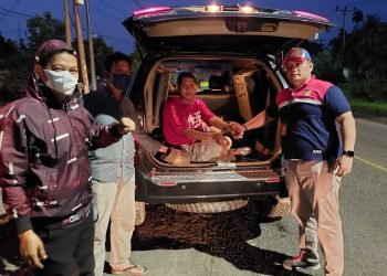 Unit Reskrim Polsek Kumpeh Ulu saat menangkap satu orang pelaku yang diduga melakukan aksi pungli terhadap sopir batu bara (foto: pmj)