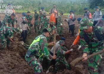Proses evakuasi korban yang tertimbun lumpur (foto: dok. Penrem 032/Wbr)