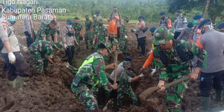 Proses evakuasi korban yang tertimbun lumpur (foto: dok. Penrem 032/Wbr)